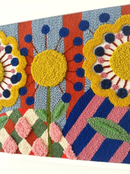 zoom tableau textile fleurs arlequin par l'artiste textile agnes pironon