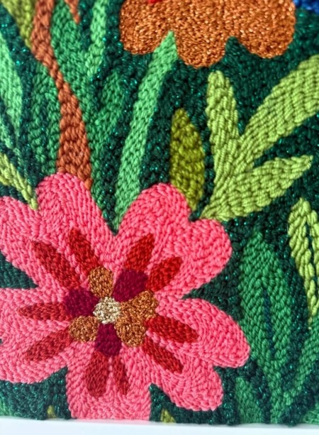 fleur tropicale rose tableau textile à la punch needle par chaumiere oiseau studio