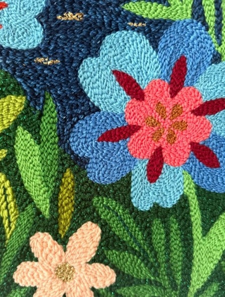 fleur tropicale bleue tableau textile à la punch needle par chaumiere oiseau studio