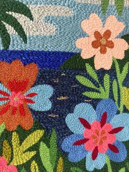 zoom tableau textile fleurs tropicales multicolores bleues et roses - night in hawaii par chaumiere oiseau studio