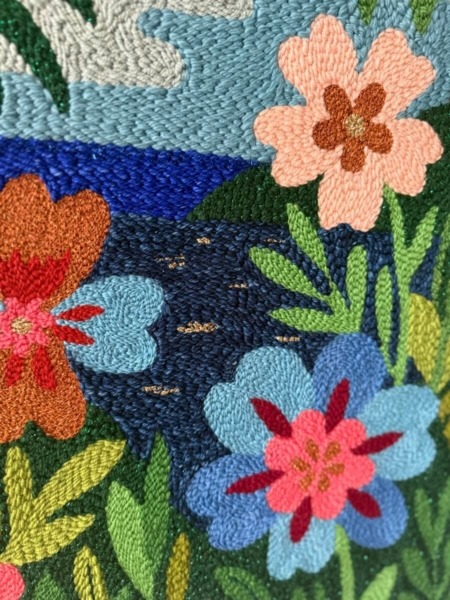 zoom fleurs tropicales tableau textile punch needle par chaumiere oiseau