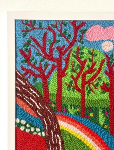 details arbres et arc-en-ciel tableau textile brodé ode to Hockney par chaumiere oiseau studio