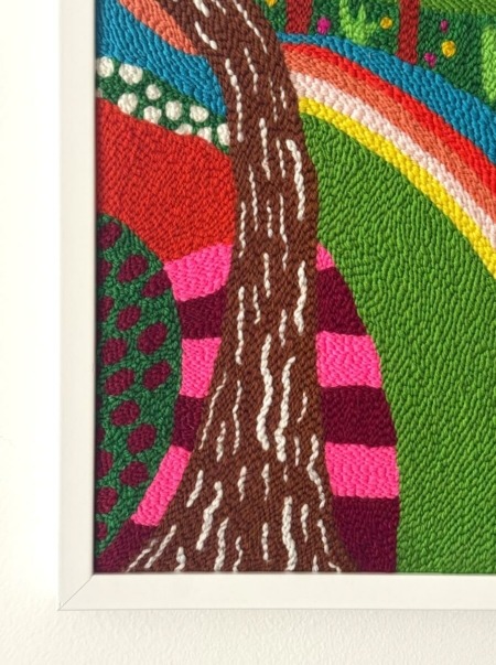 zoom composition colorée tableau textile à la punch needle par chaumiere oiseau studio
