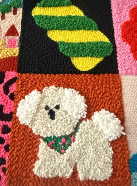 petit chien blanc sur fond orange detail tableau textile chaumiere oiseau