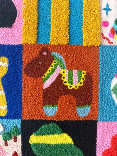 petit cheval sur fond orange - detail tableau textile patch memory par chaumiere oiseau studio