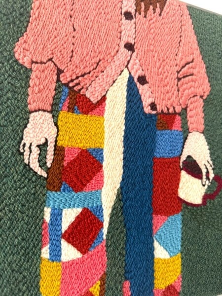 motif gilet rose - tasse- et pantalon patchwork pour cette composition textile par l'artiste agnes pironon