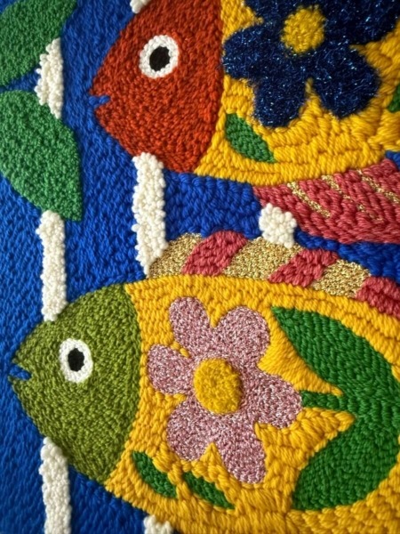fleurs lurex sur poissons jaunes - tableau textile par chaumiere oiseau studio