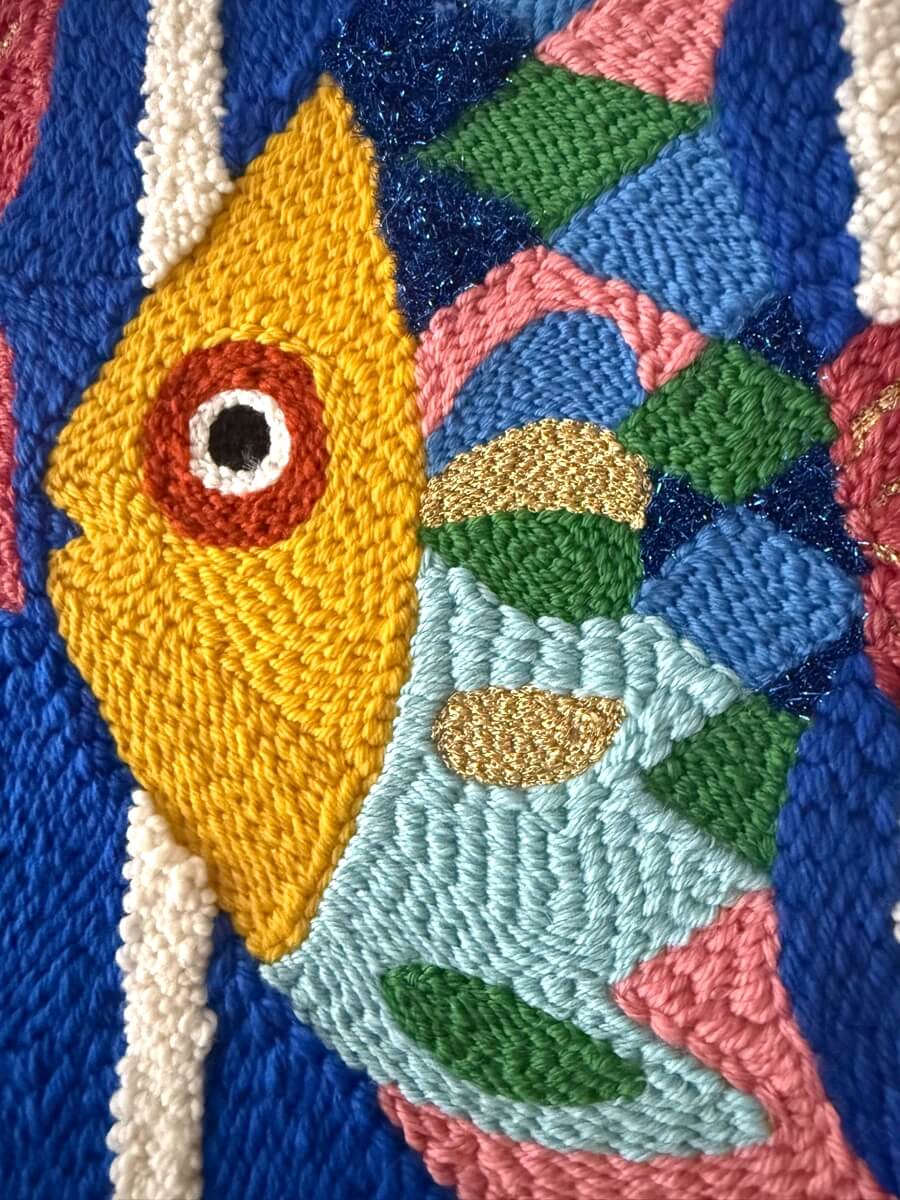 detail poisson arlequin tableau punch needle chaumiere oiseau
