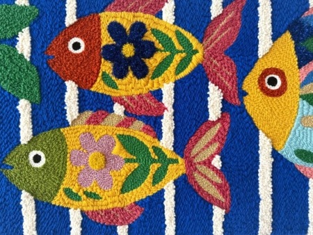 gros plan tableau textile poissons fleurs par chaumiere oiseau studio