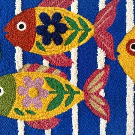 gros plan tableau textile poissons fleurs par chaumiere oiseau studio