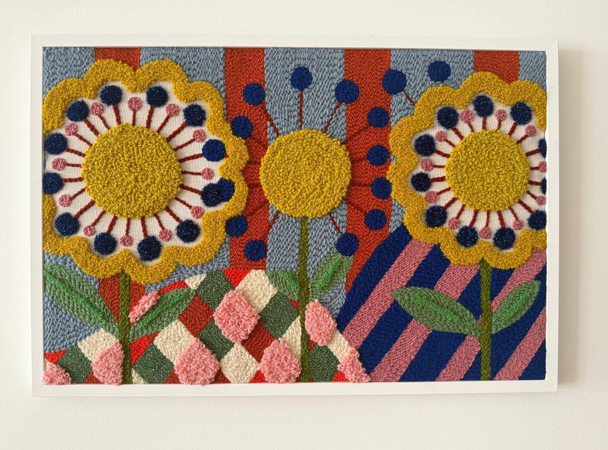 Grand tableau textile rectangulaire représentant une composition abstraite de fleurs et de formes géométriques par chaumiere oiseau studio