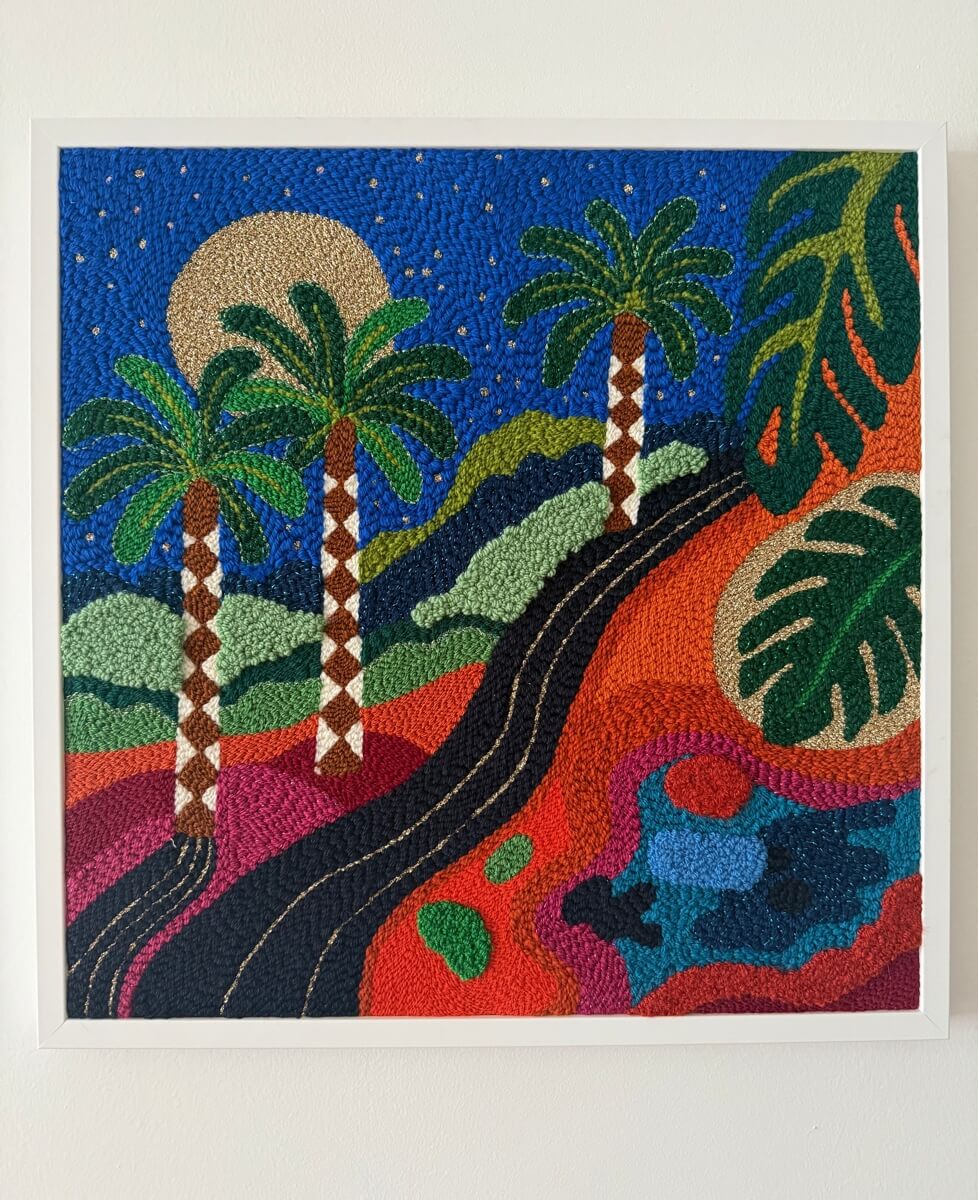 tableau au format carré représentant des palmiers sous la nuit scintillante bleu vif par chaumiere oiseau studio