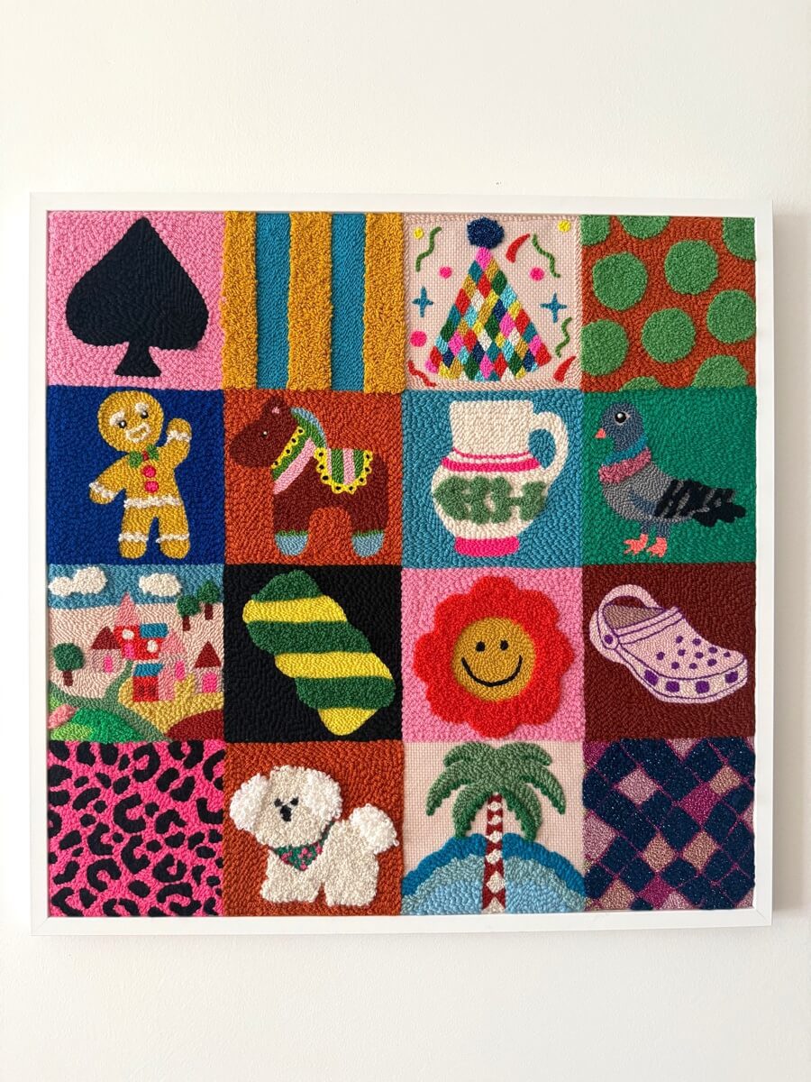 tableau textile carré composition de motifs mignons au tufting et à la punch needle par chaumiere oiseau studio