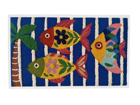 Tableau mural textile “Poissons & Fleurs” réalisé en punch needle, représentant une scène florale et aquatique colorée. Pièce unique encadrée – Chaumière Oiseau Studio.