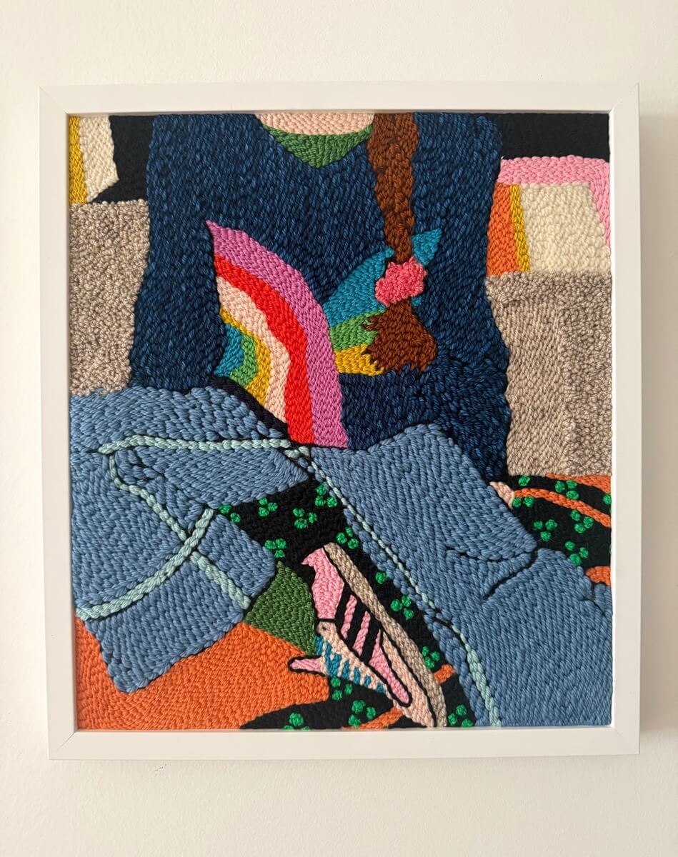 tableaux textile rectangulaire représentant une fille portant un pull bleu avec un arc-en-ciel, un jean bleu et des baskets