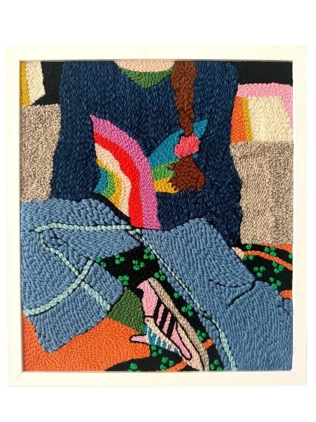 Tableau textile brodé représentant une scène de vie avec une personne portant un pull arc-en-ciel, réalisée en punch needle fine, en laine