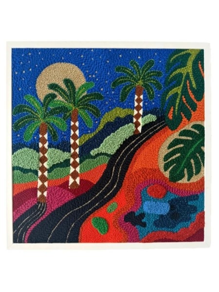 Œuvre textile encadrée représentant une oasis colorée de nuit, réalisée à la main en tufting par Chaumière Oiseau Studio