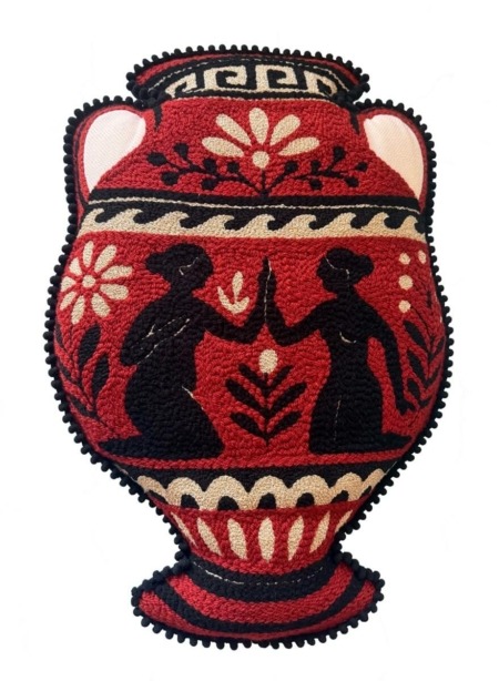 Coussin tufté à la main en forme de vase grec, motifs antiques rouges et noirs – Chaumière Oiseau Studio