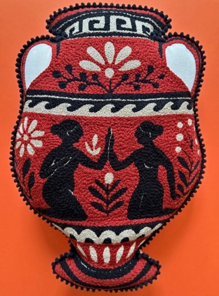 coussin vase grec grand format brodé main par chaumiere oiseau studio