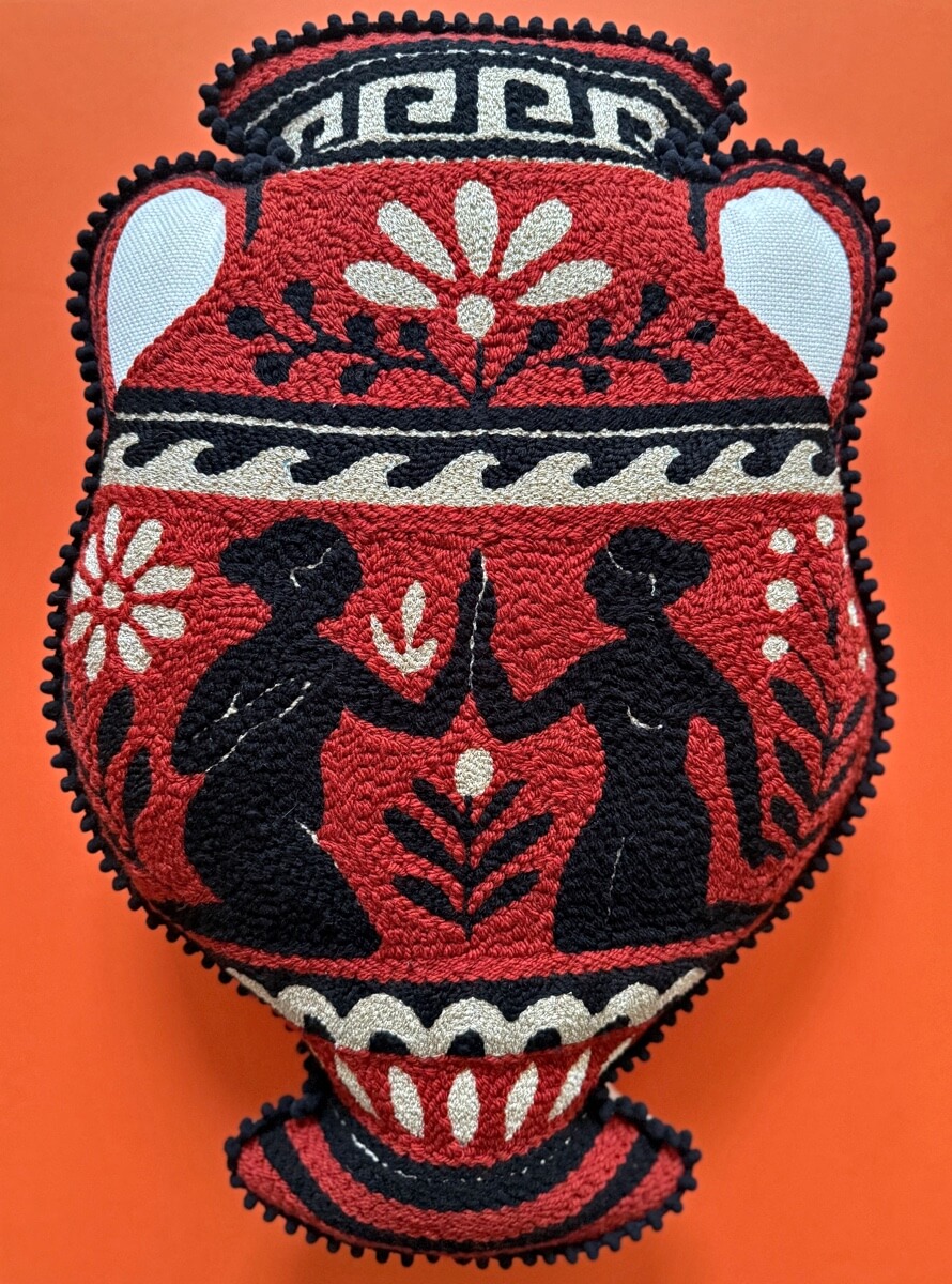 coussin vase grec grand format brodé main par chaumiere oiseau studio