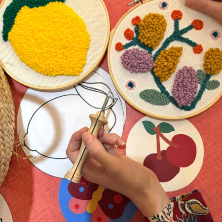 Deux créations Punch Needle représentant un citron et des fleurs, réalisées pendant l’atelier à Paris animé par Chaumière Oiseau Studio.