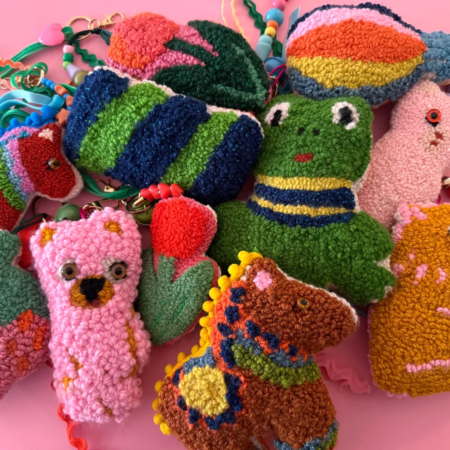 grigris mignons tuftés en punch needle, création textile artisanale Chaumière Oiseau Studio – porte-clé décoratif fait main.