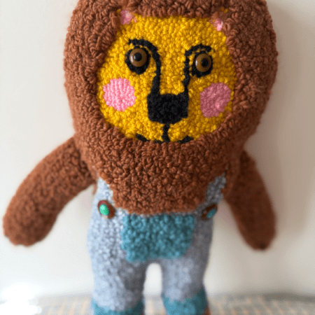 Doudou lion en punch needle rug hooking, pièce textile unique faite main