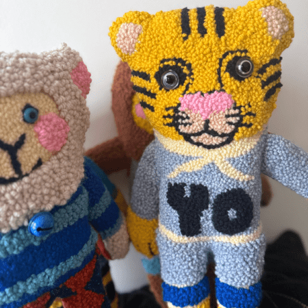 Doudous tigre et mouton en punch needle rug hooking, créations textiles artisanales Chaumière Oiseau Studio