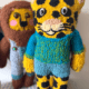 Doudou léopard en punch needle, création textile colorée et artisanale