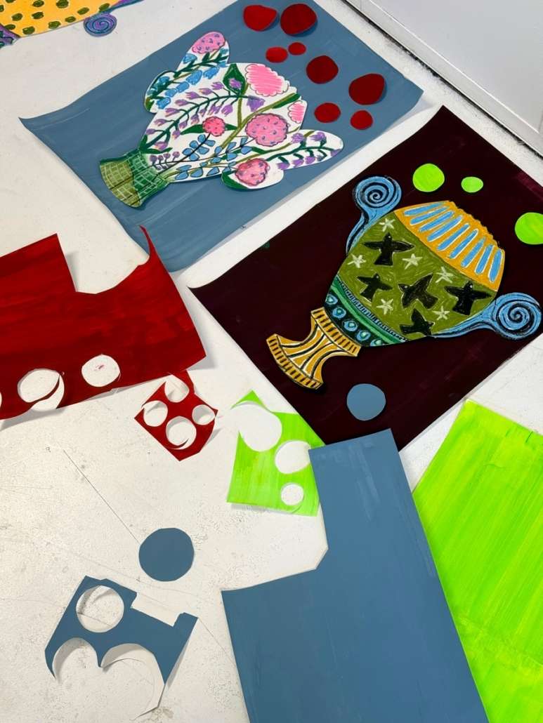 Compositions colorées de vases et de fleurs, entourées de papiers peints et découpés dans l'atelier d'Agnès Pironon.